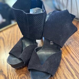 Pedro Garcia heels 37.5